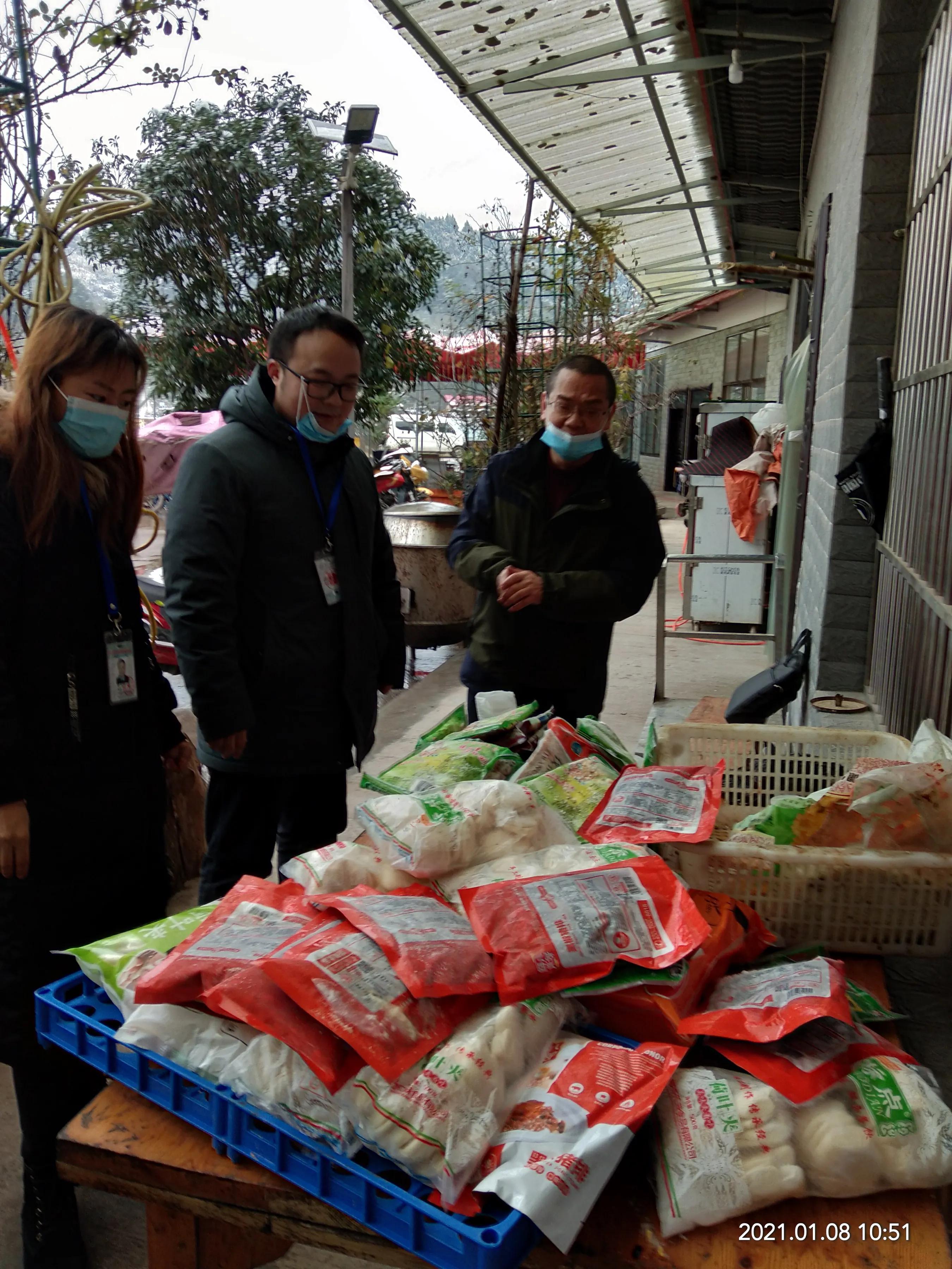 简阳市市场监管局开展打击农村假冒伪劣食品执法行动