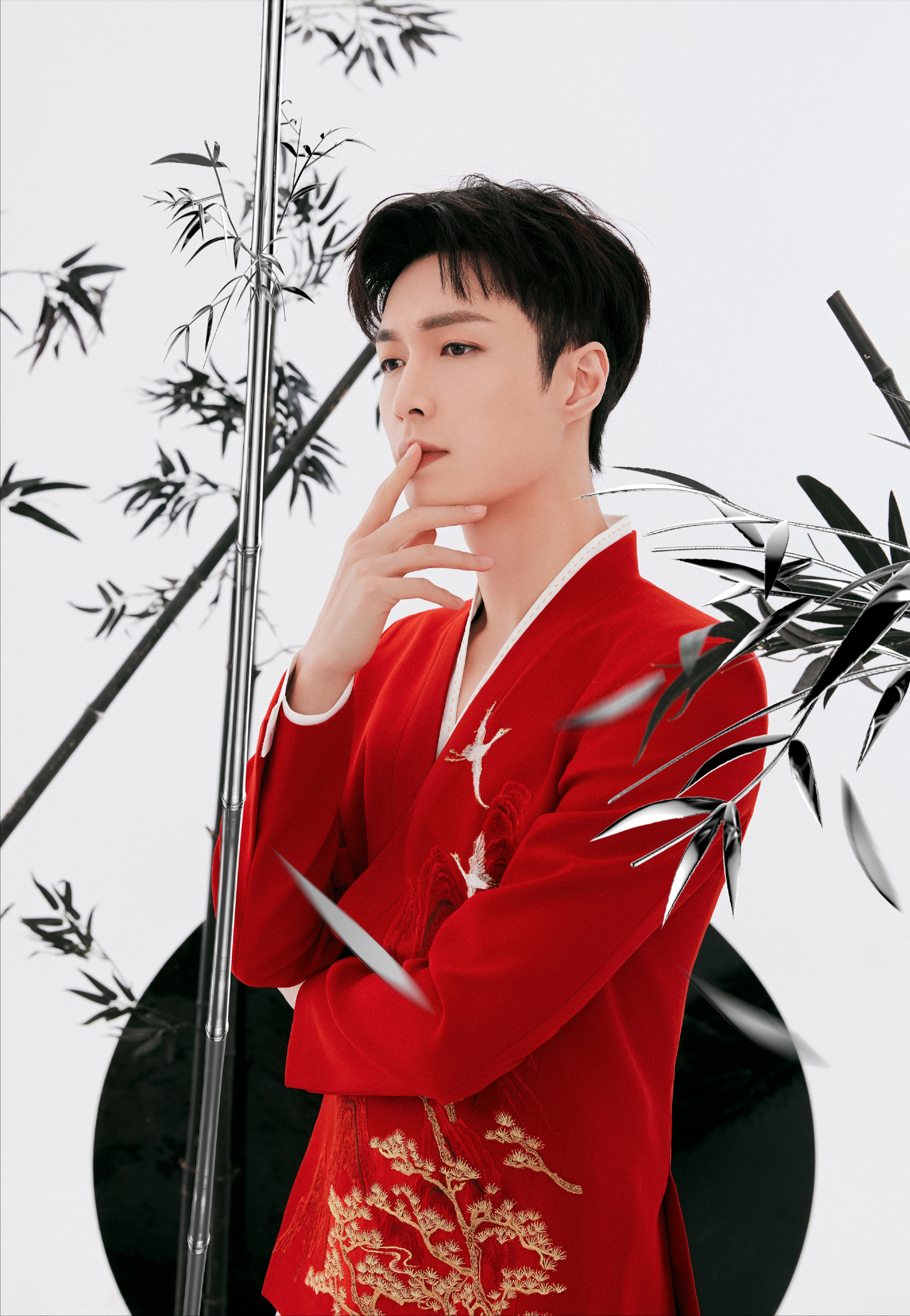 郭晶晶攜夫貼春聯，穿3年前舊衣擋不住高貴氣，三個娃眉眼都像媽