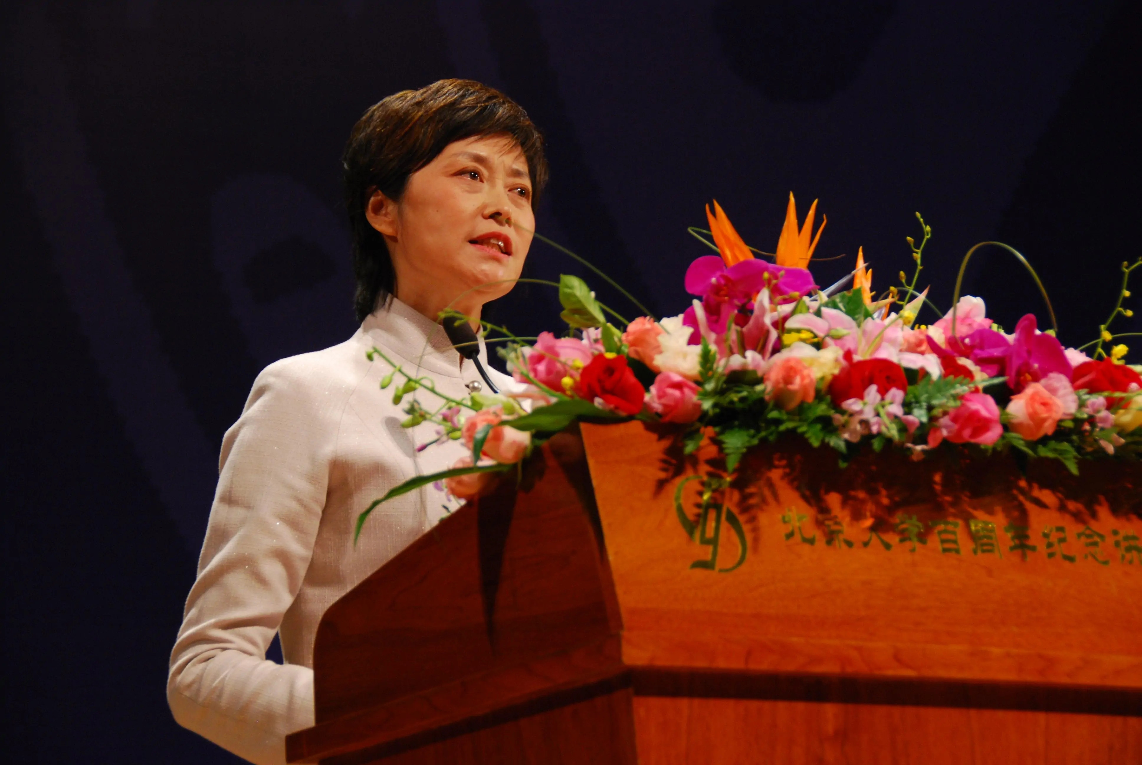 “国民大姐”敬一丹：嫁亿万富商，结婚40年，女