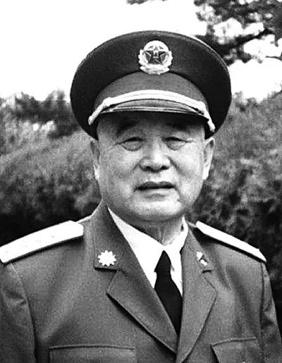 他14岁参加红军，29岁才当团长，57岁超越许世友