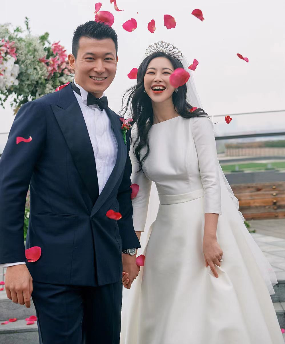 37岁的朱珠结婚了，从婚礼细节可以看出其中的端倪