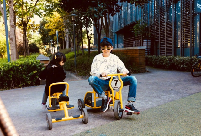 13歲天天曬照支持張亮話劇，身高超170，背影和爸爸分不清