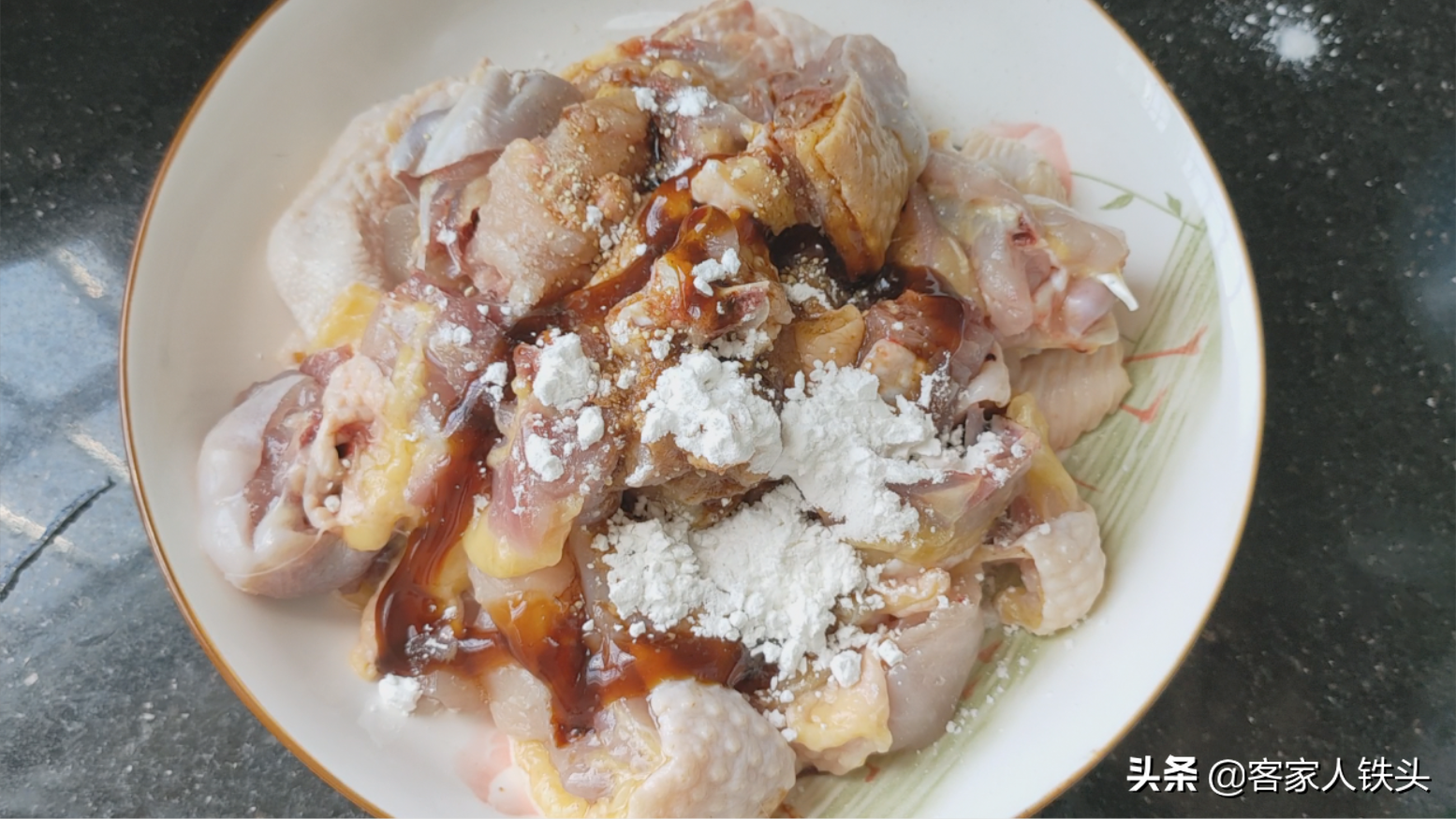 鸡肉配2个鱿鱼，这样做鸡骨头都舍不得吐，越嚼越香，味道真的好