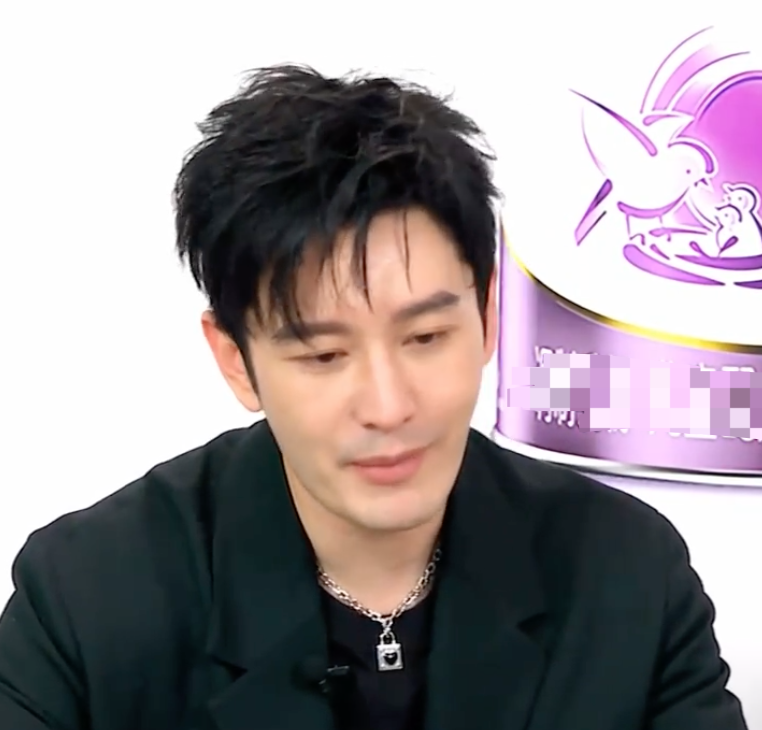 黄晓明带儿子走机场被拍！4岁小海绵肤白腿长，一身潮牌价值上千