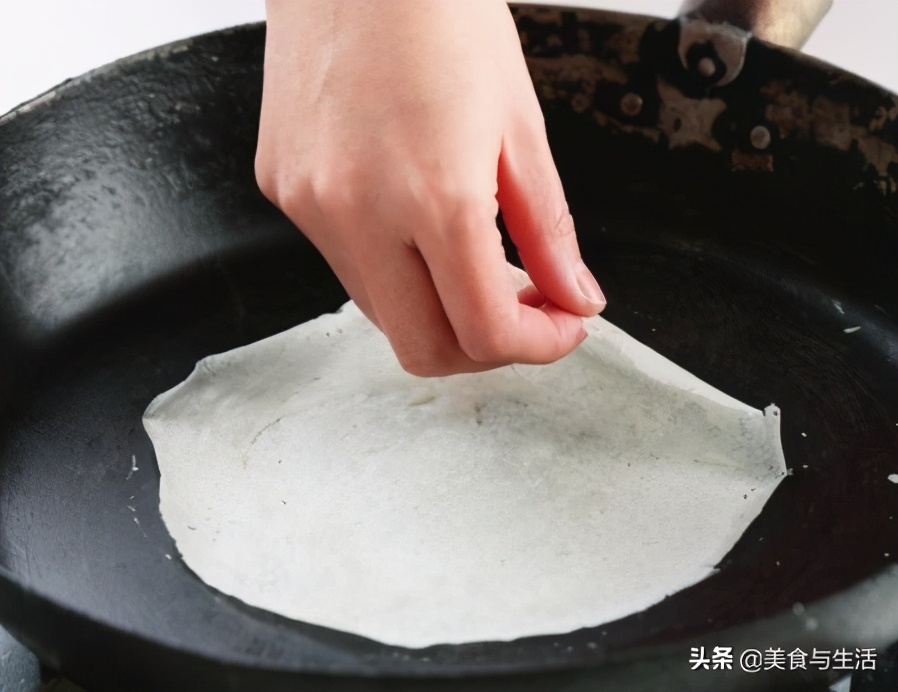 教你在家做春捲，從攤餅皮到成品，步驟簡單詳細，宴客上桌真不錯