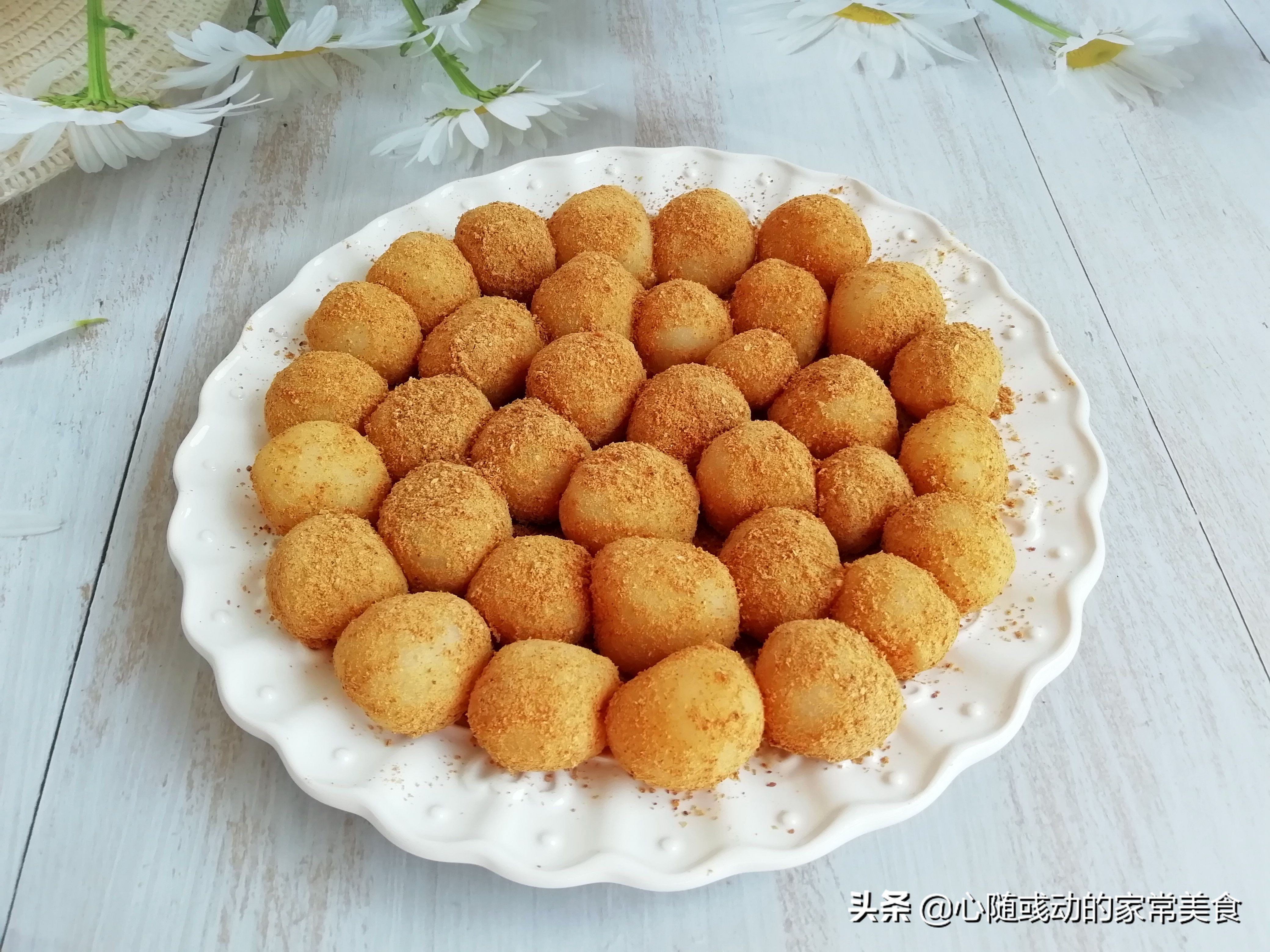 開春後，多做這個吃，不煎不炸，蒸一蒸裹上一物就能吃，香甜軟糯