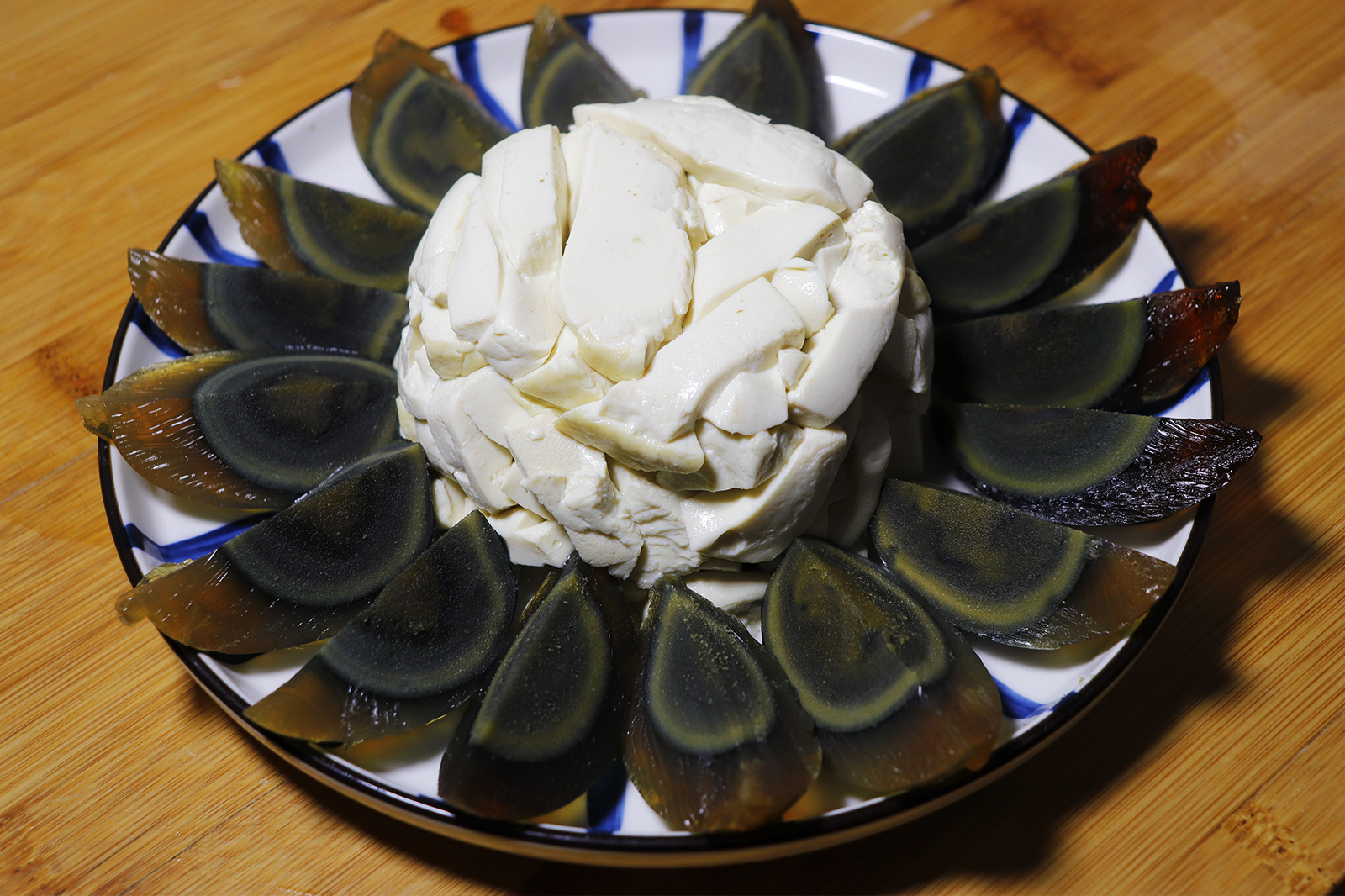 皮蛋放鍋裡蒸一蒸，飯店38元一份，在家做成本8元，待客太有面子