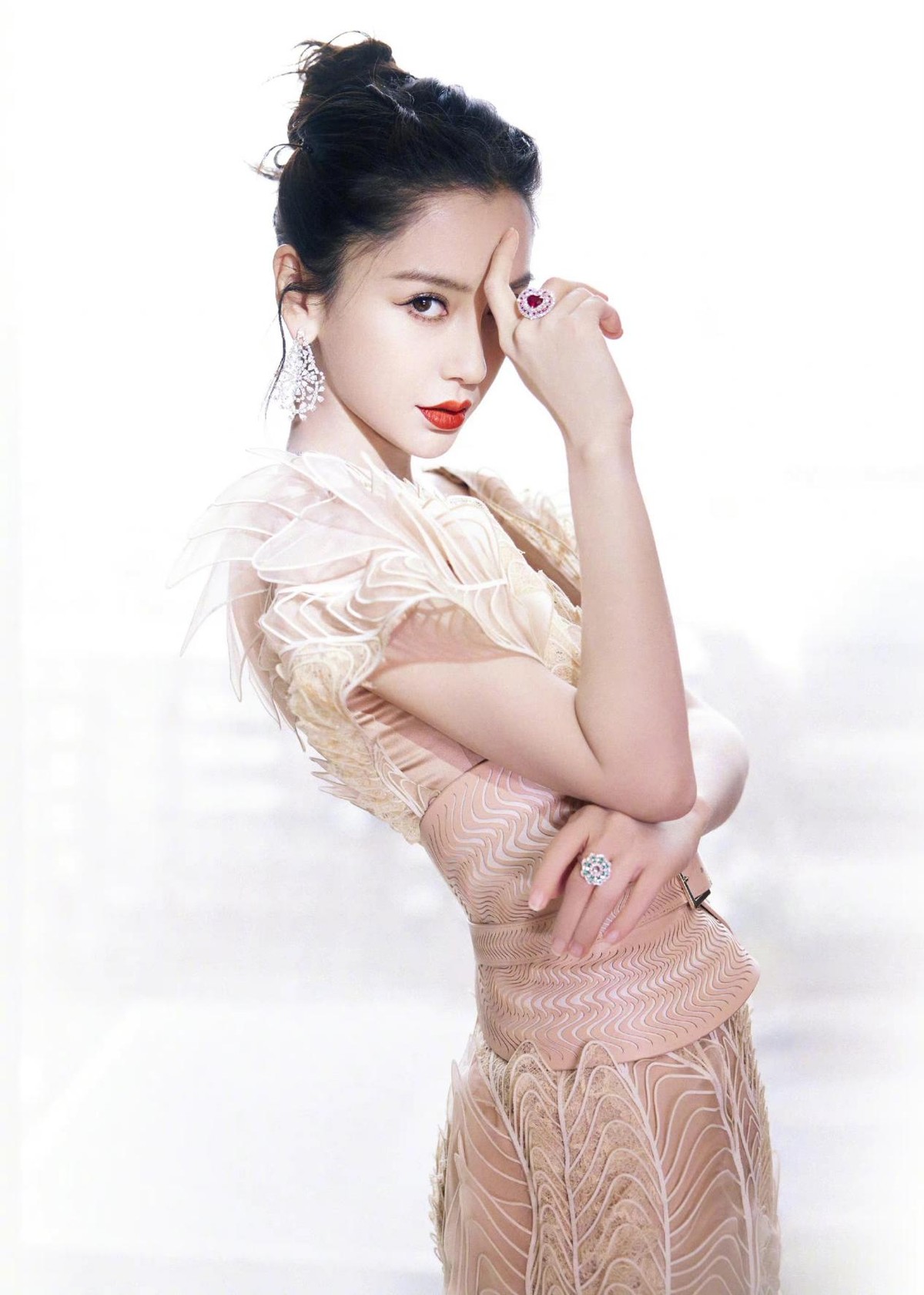 angelababy流动花瓣鱼尾裙 明艳动人|angelababy|流动-娱乐百科-川北