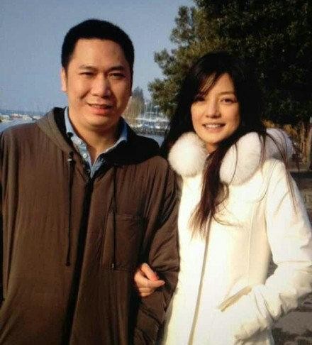 赵薇机场落寞抽烟，45岁与富商老公结婚13年，却被传婚变？