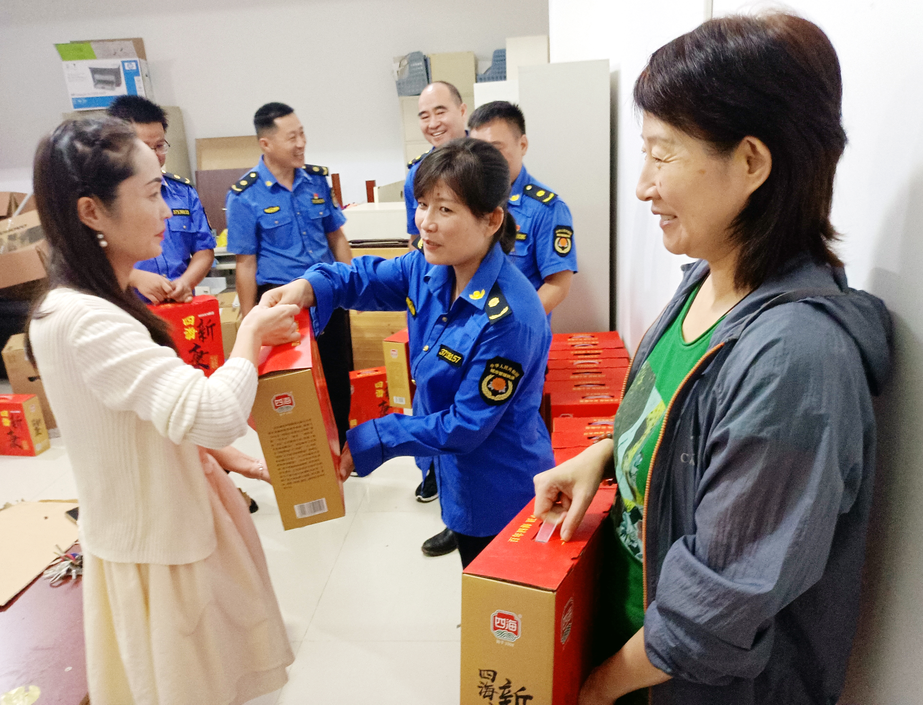 临沭县总工会开展为综合行政执法局职工送福利活动