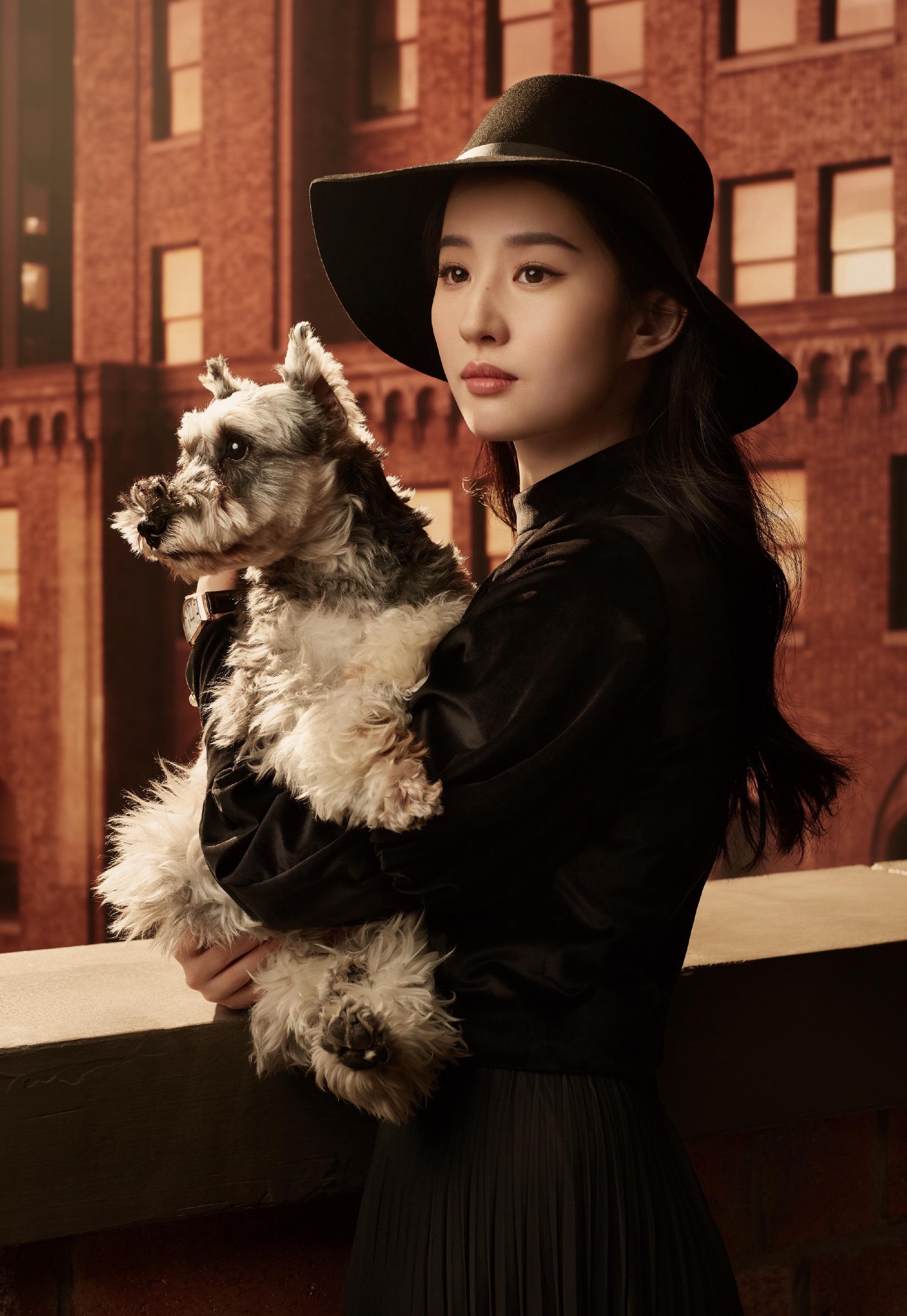 Liu Yifei hugged a puppy to shoot a blockbuster commercial, velvet shape with a top hat, noble temperament and beauty into a wealthy daughter
