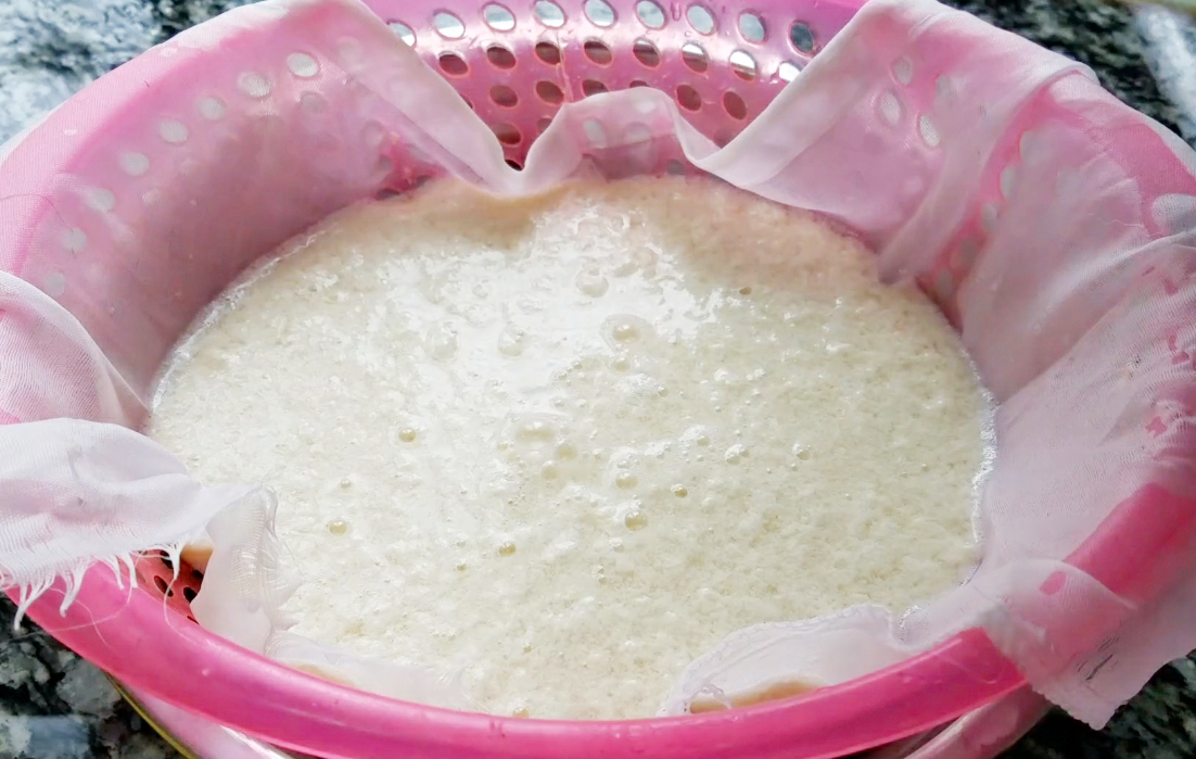 想吃豆腐不用出去買啦，教你在家做，用白醋點豆腐，一次就成功