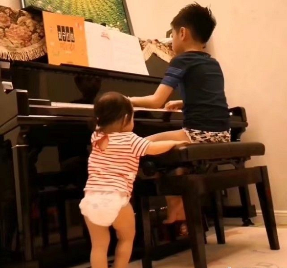 杨威带双胞胎女儿做手工，父女仨面对面像照镜子，豪宅奢华有品位
