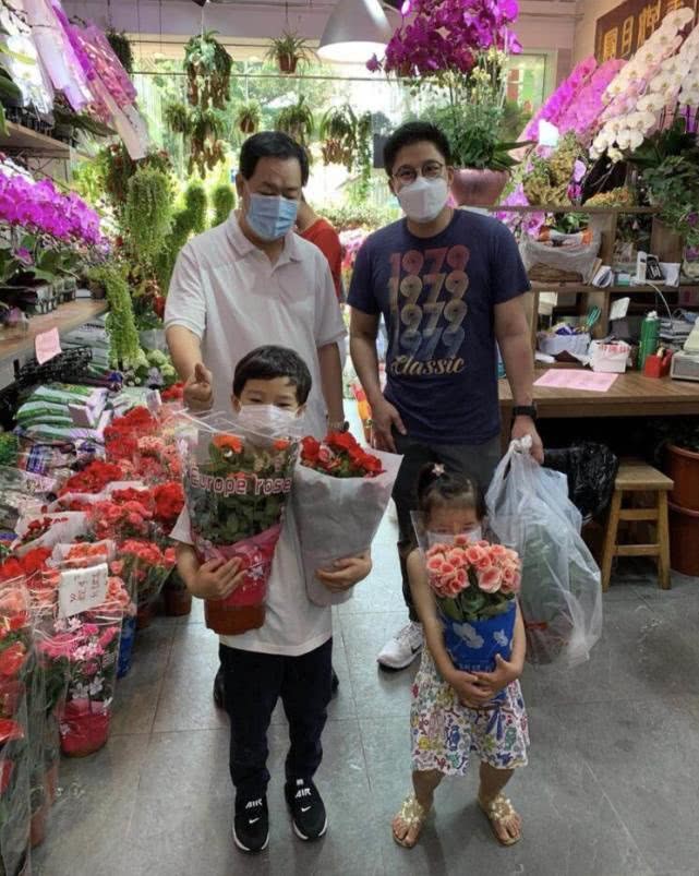 霍啟剛郭晶晶陪孩子過週末，哥哥帥氣，二妹霍中妍扎雙馬尾好可愛