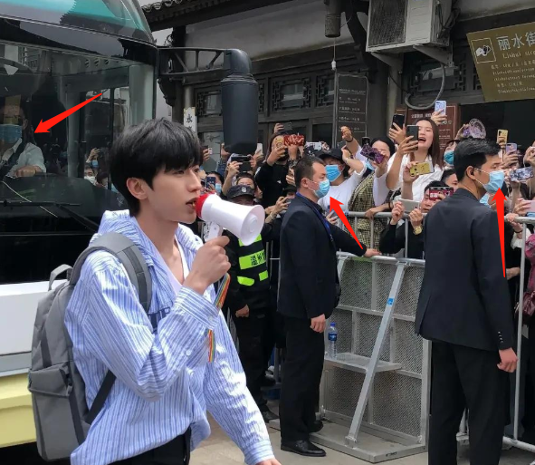 《奔跑吧》最新路透：现场少有人戴口罩，路人