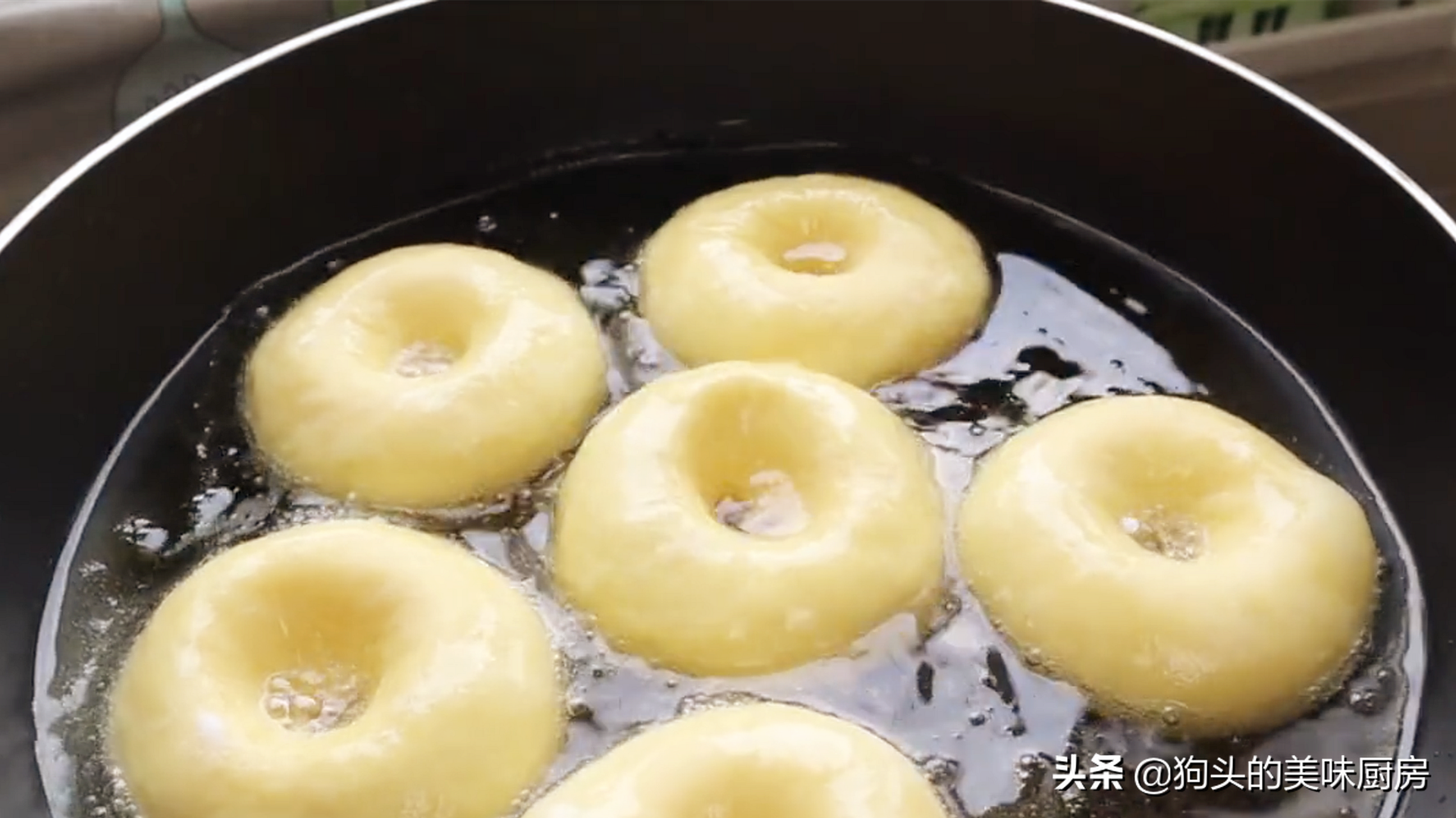 一碗麵粉，3個雞蛋，手指一戳一轉，香甜鬆軟，比買的麵包還好吃