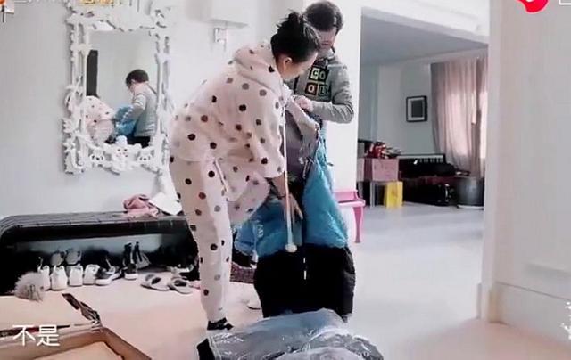 章子怡晒女儿跳舞，意外曝光豪宅院园林景观，院子大到能跑圈？