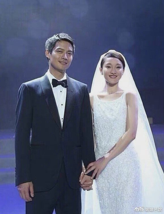 周迅离婚引热议，27年恋爱史不输情敌王菲，天后