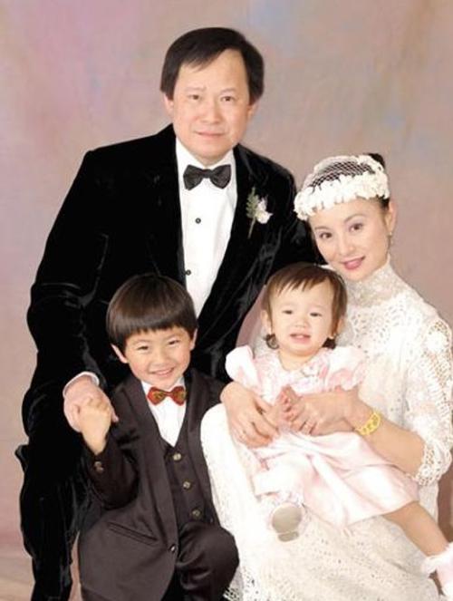 最美警花李赛凤，两段婚姻均失败，遭豪门丈夫