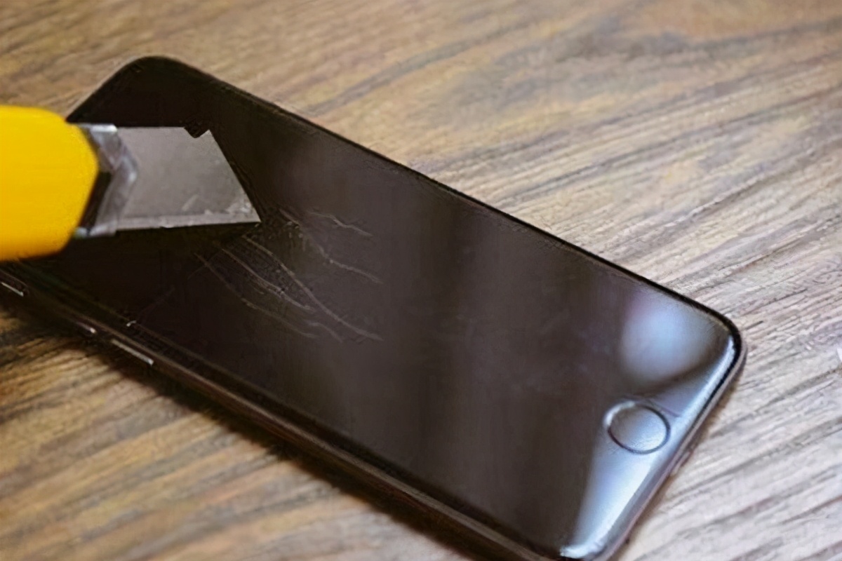 每10个人就有8个人用iPhone，为什么美国人从不贴膜