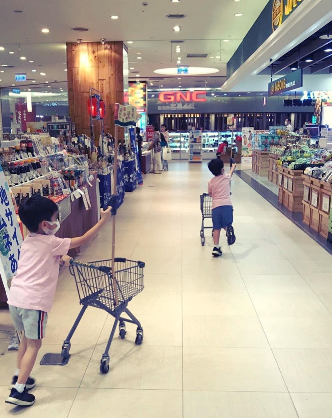 陈若仪带双胞胎儿子逛超市，双子星自己推车，帮妈妈提袋子超懂事