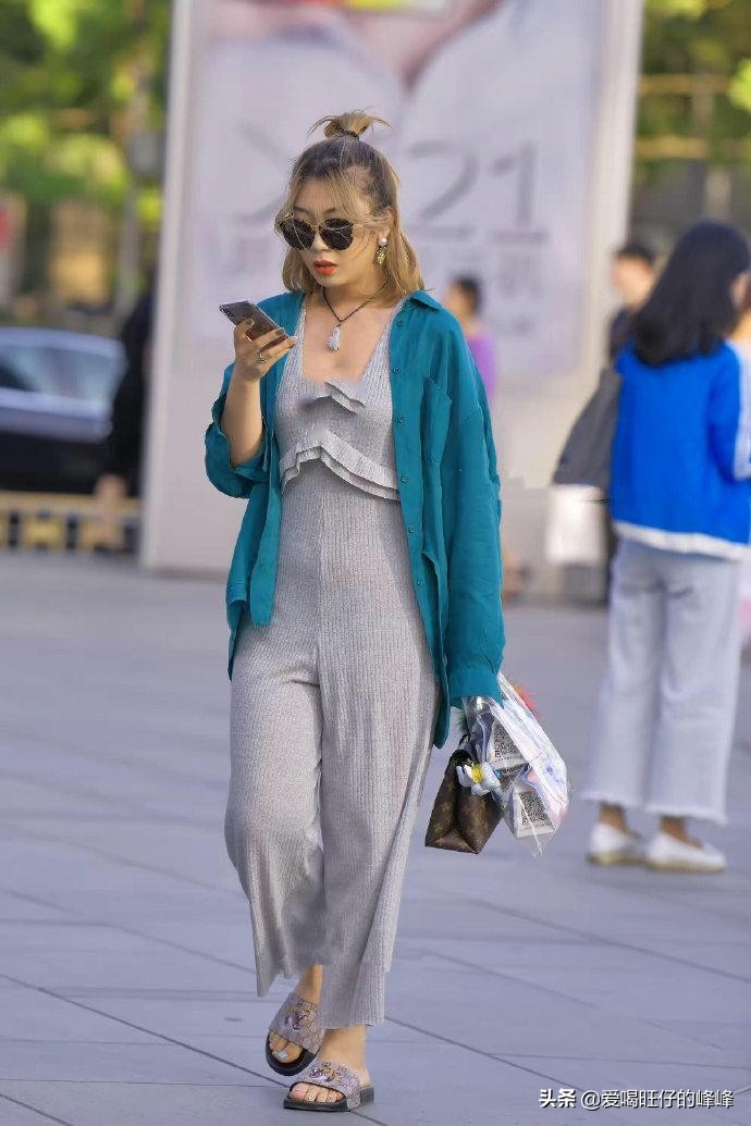 天气这么炎热，这件黑色裙子布料很厚，建议换