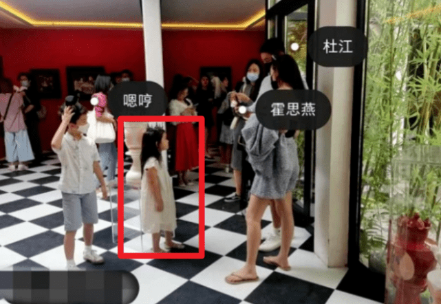 杜江一家游玩被偶遇，霍思燕手牵神秘小女孩，嗯哼抱玩具不撒手