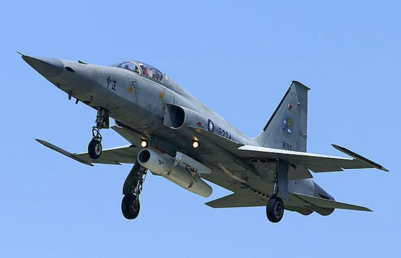 台军只剩下空壳？解放军一天10架战机巡台，台战机却飞不动了