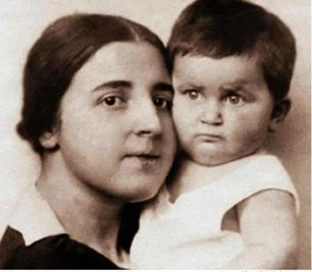 88年前斯大林妻子用手枪自杀，卧室仅留下遗信和几束白玫瑰