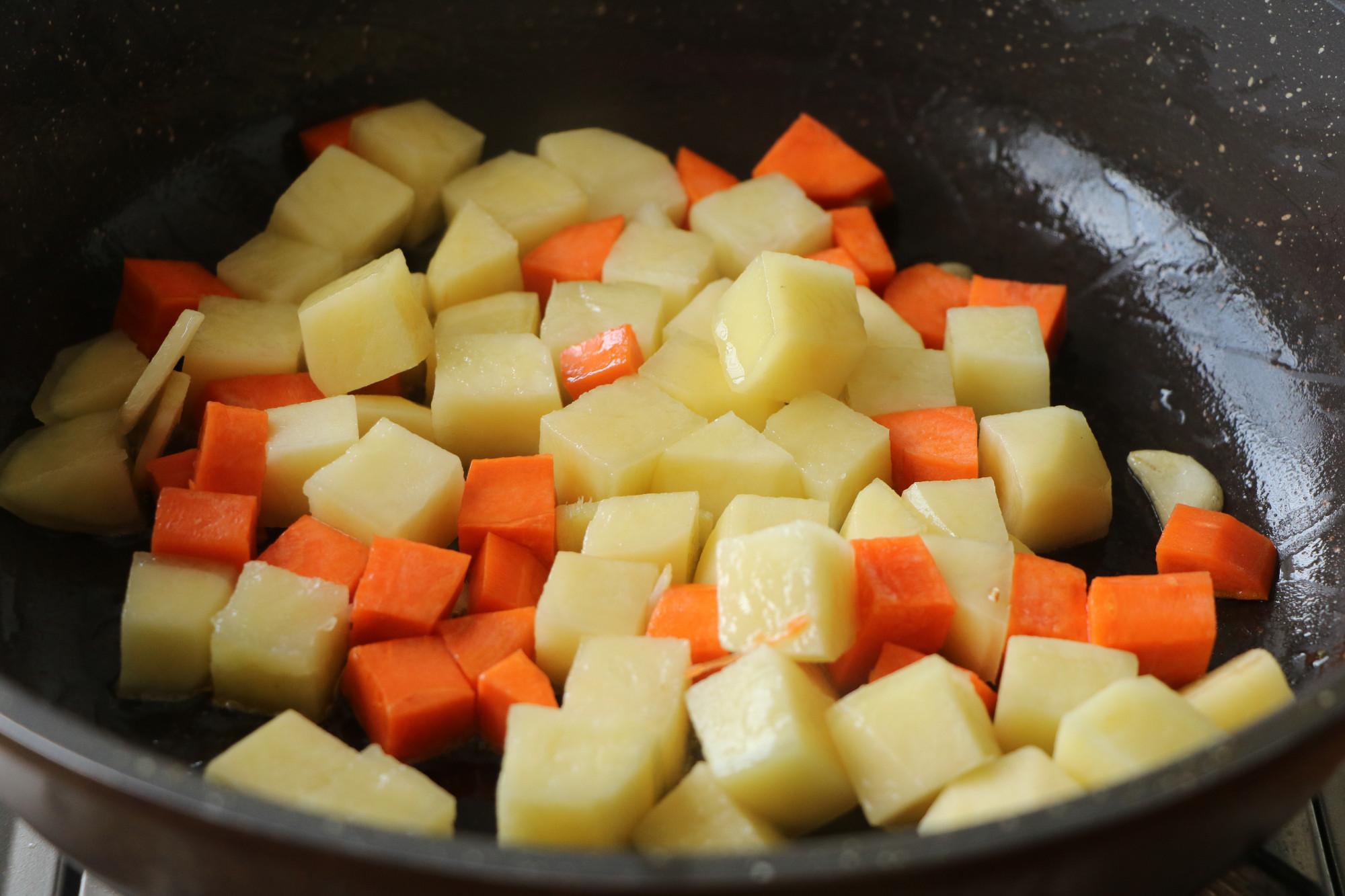 天氣降溫，懶人燜飯做起來，飯菜一鍋出，省時省力，家人超愛吃