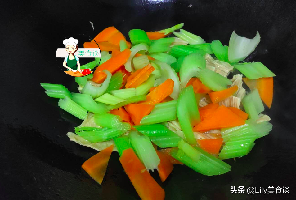 这三样素菜是绝配，一香一鲜一脆，简单一炒特美味，不放肉也很香