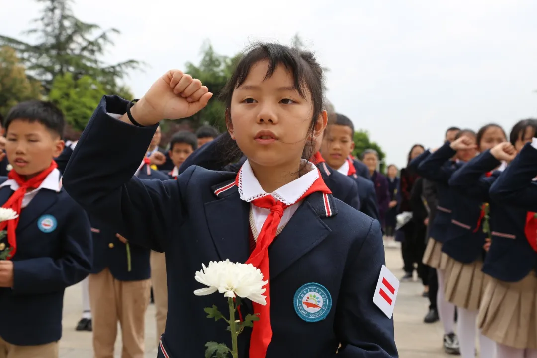 缅怀革命先烈传承红色基因丨天府新区华阳小学清明节开展祭扫活动