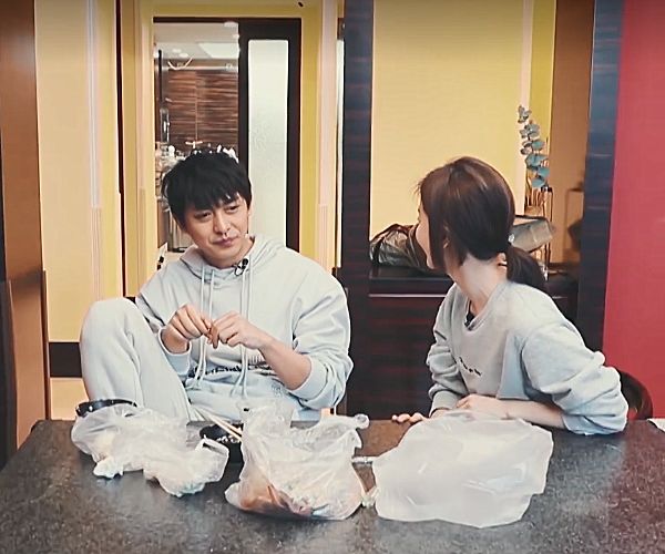 我没看错吧！李佳航回屋坐在沙发上时，电脑显