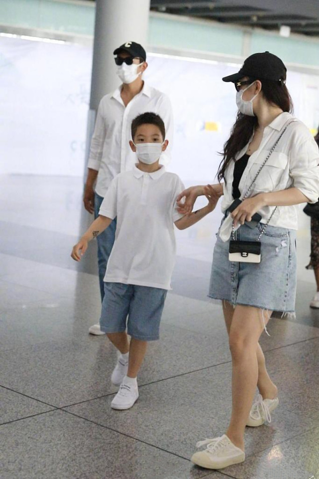 杜江携老婆儿子现身机场，7岁嗯哼暴风抽高，霍思燕被拍成短粗腿