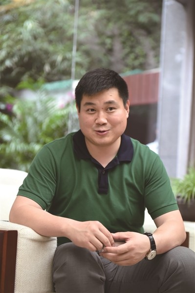 父亲因生他而丢掉工作，现在他长大成人，赚到千亿身家来回馈父亲
