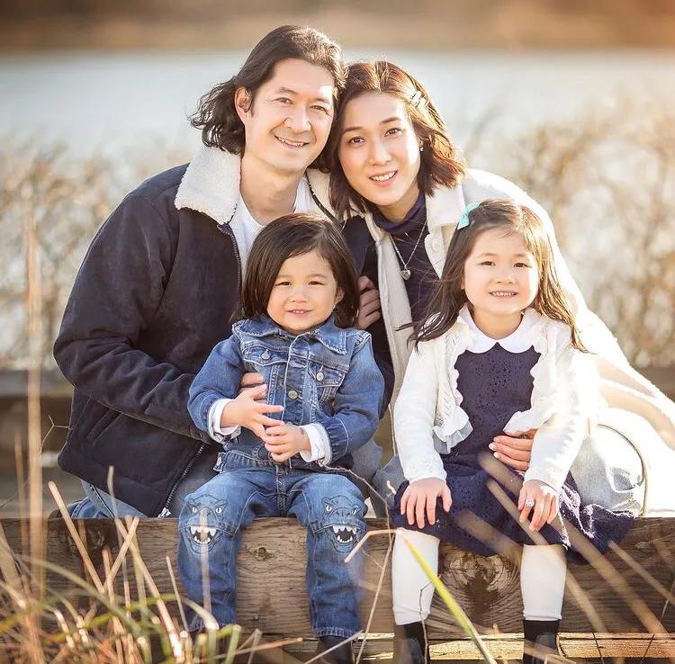 钟嘉欣一双子女陪爸爸过父亲节，画面温馨有爱，4岁女儿愈发漂亮