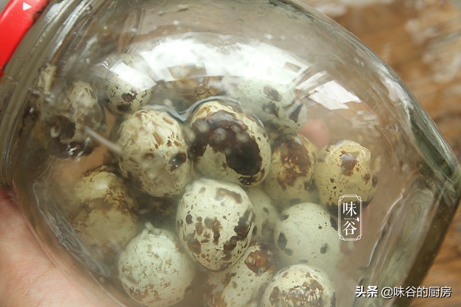 鹌鹑蛋好吃，皮难剥？看我妙招，5分钟剥一盘，个个光滑，超实用