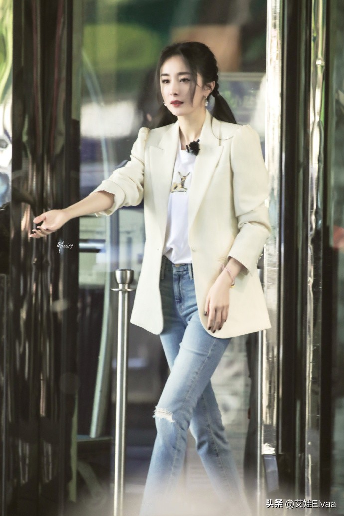 杨幂新造型美过“白衣天使”，穿白大褂录综艺