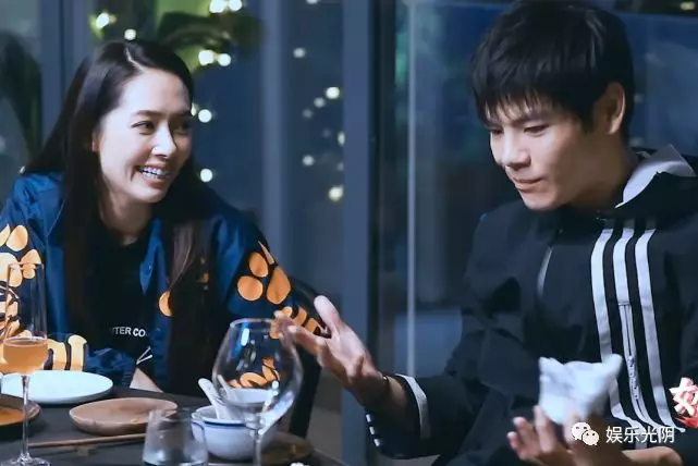 郭碧婷把咬了一口的梨扔给向佐，有谁注意向佐