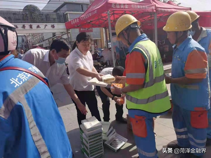 中行菏泽市中支行开展关爱环卫工人公益活动