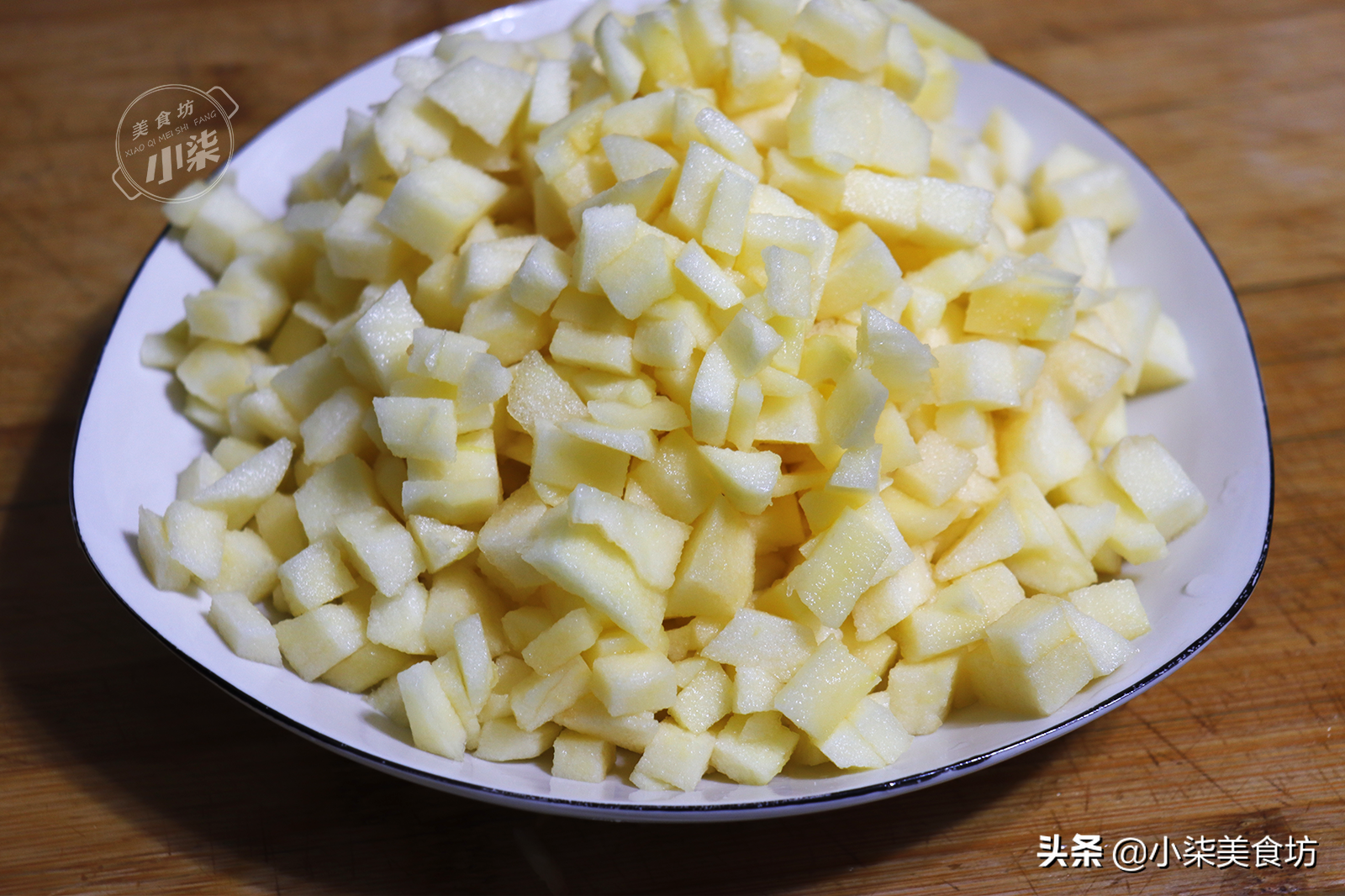 家裡蘋果吃不完，加一碗麵粉做蘋果派，甜而不膩，大人小孩都愛吃