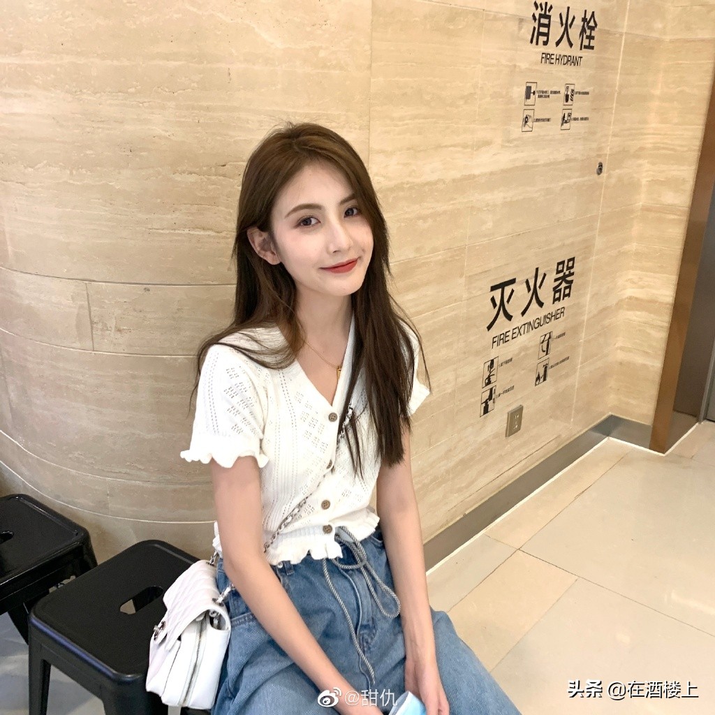 王思聪新女友甜仇<a href='http://www.crfgs.cn/fushi/fzdp/' target='_blank'>穿搭</a>，身材曼妙会<a href='http://www.crfgs.cn/fushi/fzdp/' target='_blank'>搭配</a>，长相几分似娜扎