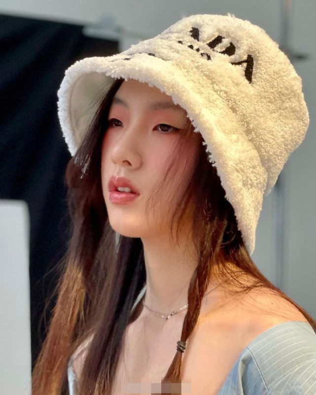 小S大女兒許曦文最新大片，皮膚白皙透亮，碎發遮面大展高級美