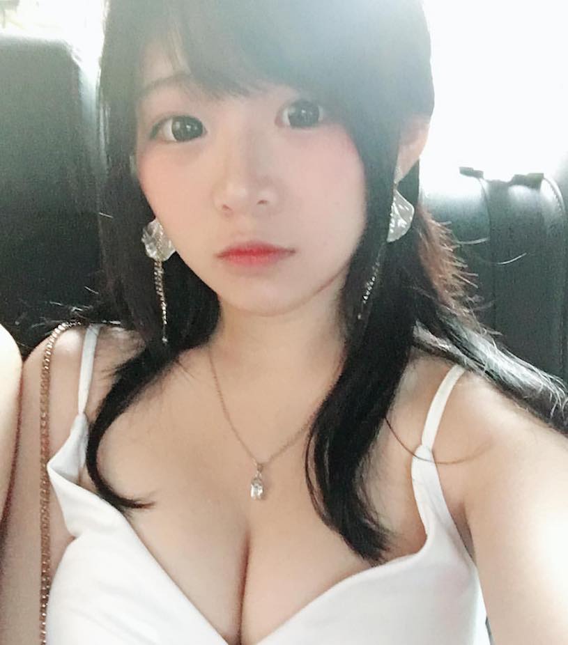 女同事@砚秋胸前事业线太抢镜 这视角实在是诱惑