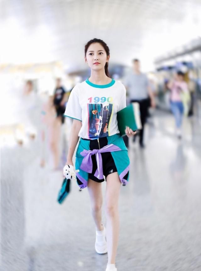 她是最美“赵敏”，穿超短裤配6千8的鞋，美腿不输老板唐嫣