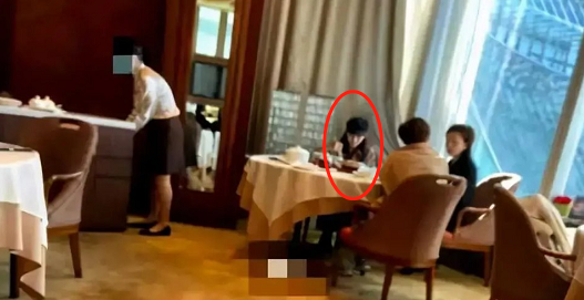 蔡少芬全家為女兒慶生，母女嘟嘴親吻張晉捏臉，魚蛋被蛋糕饞哭