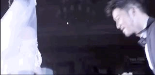 沙溢曬證件照慶祝結婚十週年，曾在婚禮現場穿婚紗熱舞太經典