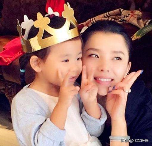 她演《甄嬛传》出名，大12岁老公因病去世，如今