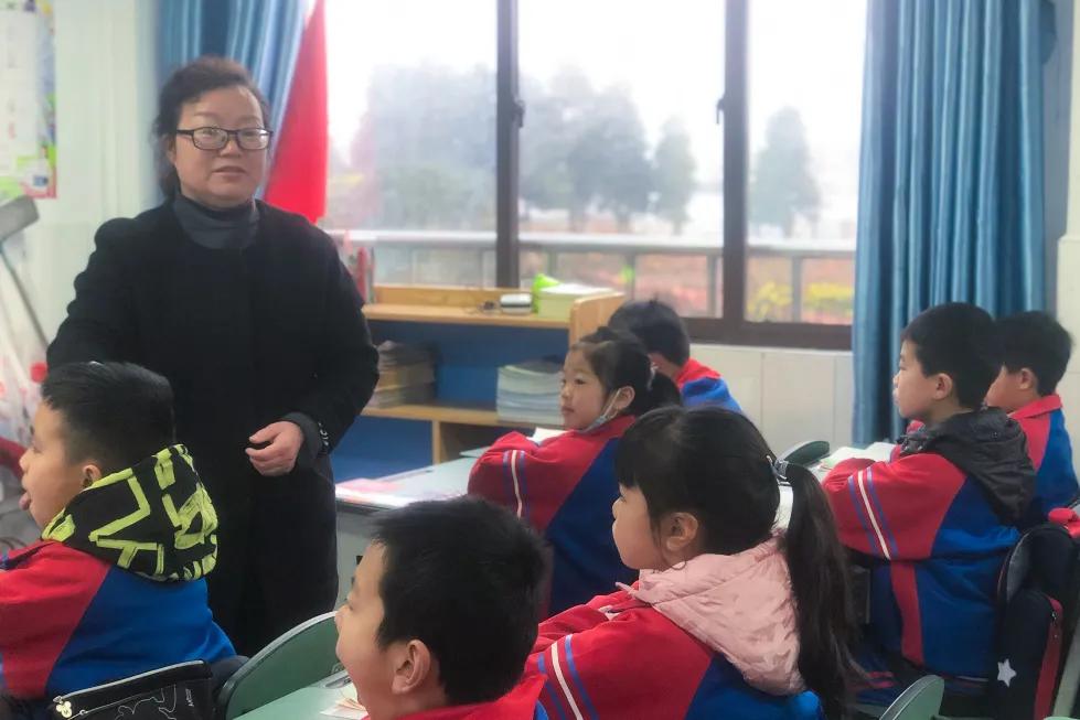 老师，您笑起来真好看——记双流区金桥小学“三八”妇女节活动