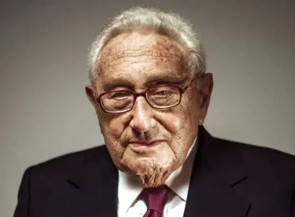 美国霸权大厦要倒了，引起了迟暮之年的基辛格